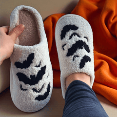 Halloween Hausschuhe Weiß mit Fledermaus Motiv – Flauschige Plüsch Slipper