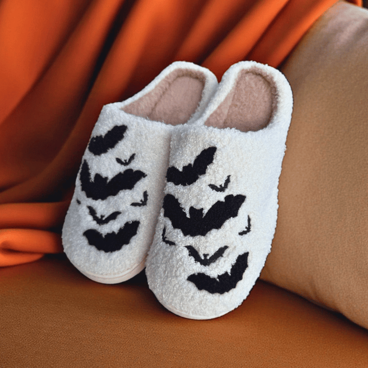 Halloween Hausschuhe Weiß mit Fledermaus Motiv – Flauschige Plüsch Slipper