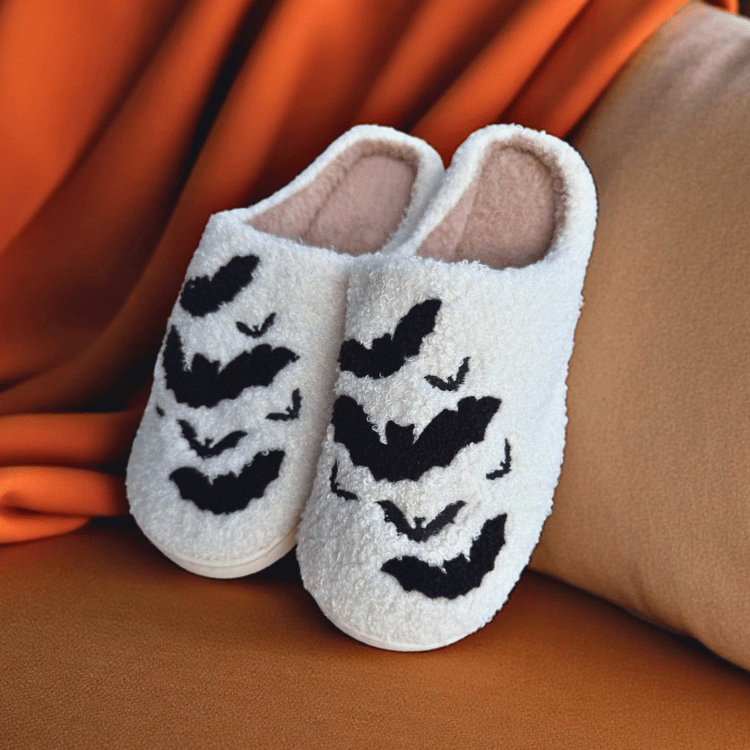 Halloween Hausschuhe Weiß mit Fledermaus Motiv – Flauschige Plüsch Slipper