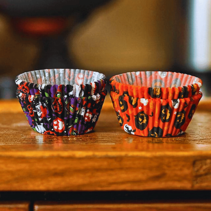 Halloween Muffinförmchen – 50 Stück, 2 Designs (Kürbis & Monster)