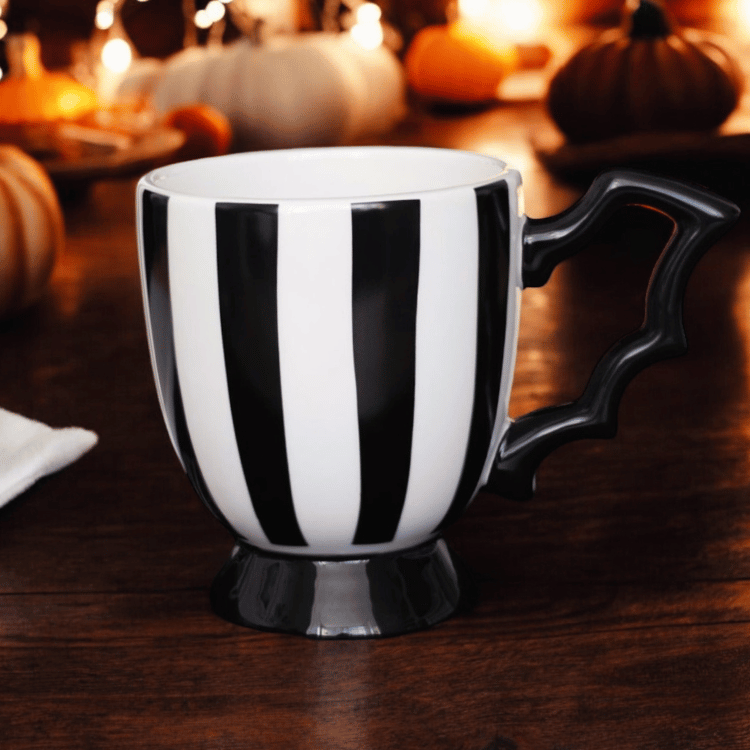 Halloween Teetasse mit Fledermausflügel-Henkel