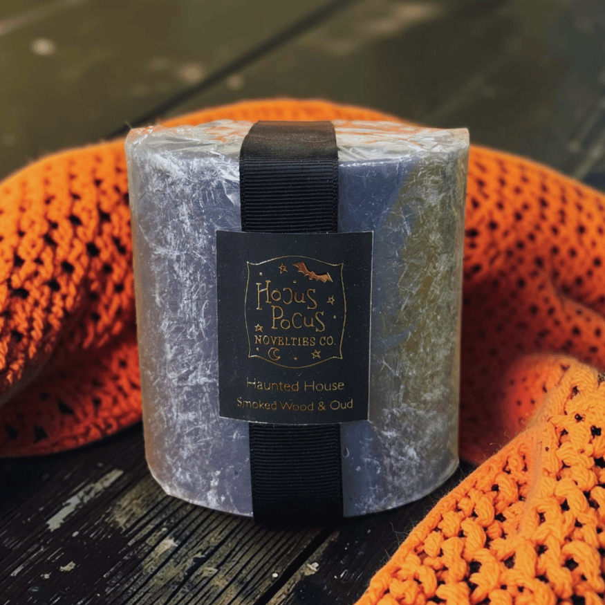 Haunted House Halloween-Stumpenkerze – Smoked Wood & Oud