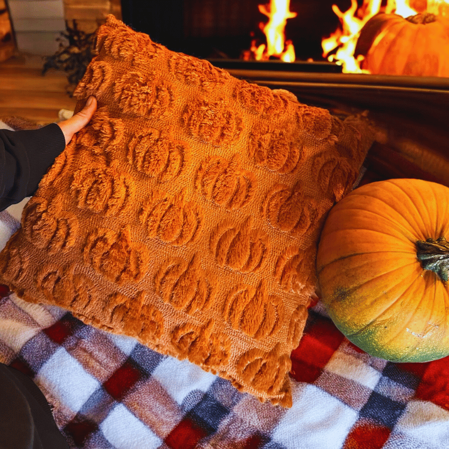 Herbst Kissen mit 3D-Kürbisstruktur – Magische Deko für Wohnzimmer & Leseecke