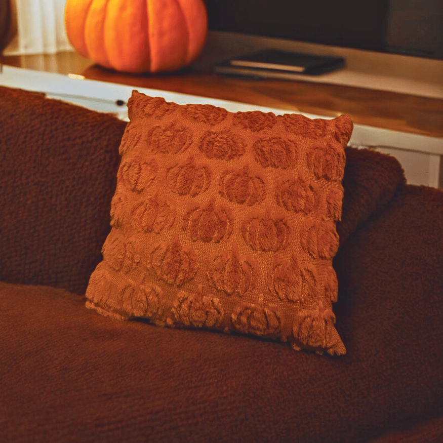 Herbst Kissen mit 3D-Kürbisstruktur – Magische Deko für Wohnzimmer & Leseecke