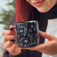 Hexentasse Crystal Witch – Schwarze Tasse mit Kristallprint