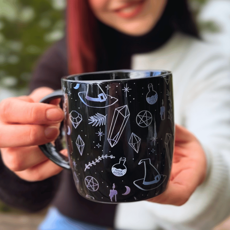 Hexentasse Crystal Witch – Schwarze Tasse mit Kristallprint