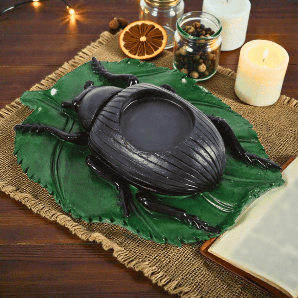 Schwarzer Käfer-Teelichthalter auf Blatt – Gothic Deko für Kerzenlicht