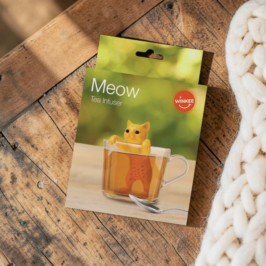 Katze Tee-Ei zum Baden im Tee