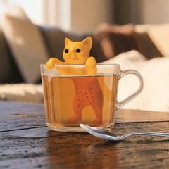 Katze Tee-Ei zum Baden im Tee