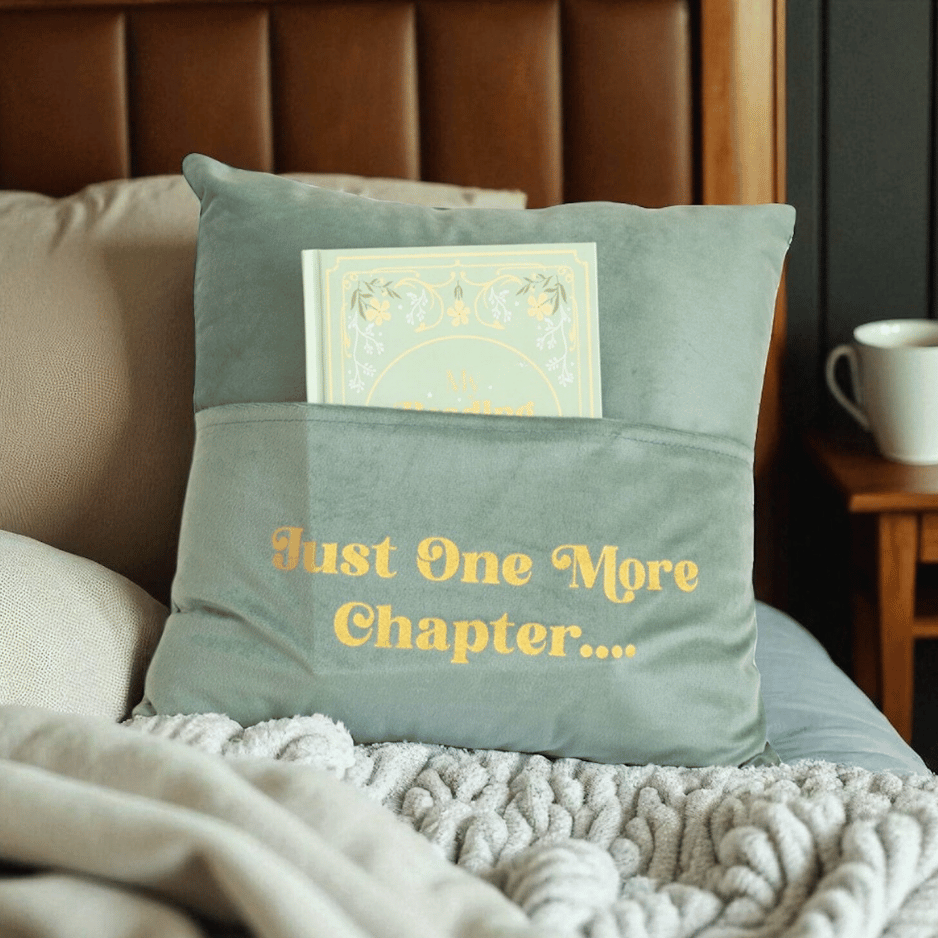 Kissen mit Buchtasche – Just One More Chapter