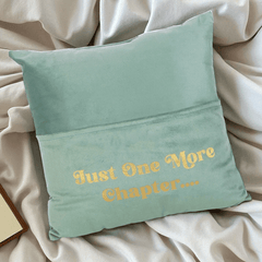 Kissen mit Buchtasche – Just One More Chapter