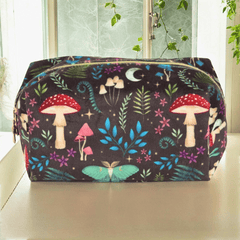 Kosmetiktasche mit dunklem Waldmotiv – Pilze, Mond & Magie