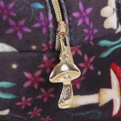 Kosmetiktasche mit dunklem Waldmotiv – Pilze, Mond & Magie