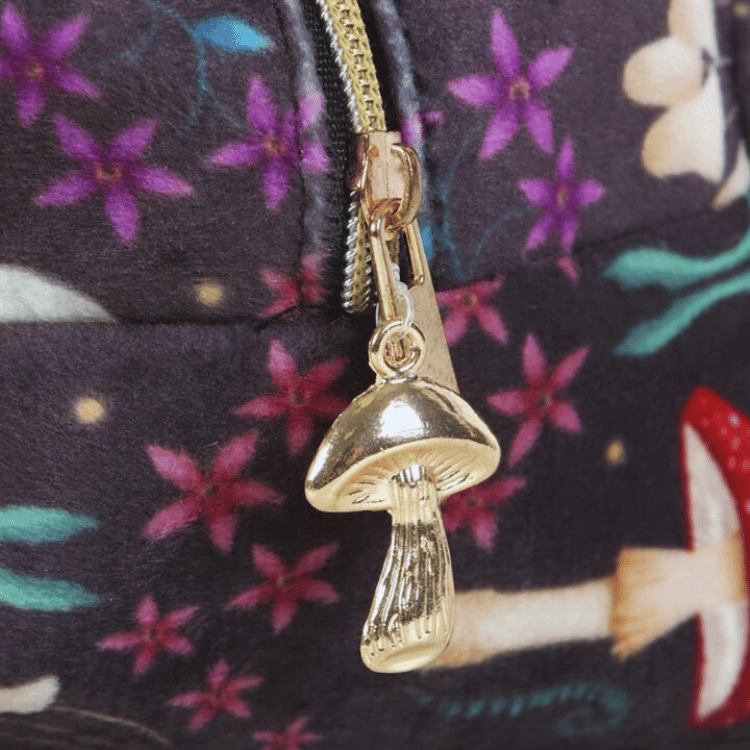 Kosmetiktasche mit dunklem Waldmotiv – Pilze, Mond & Magie