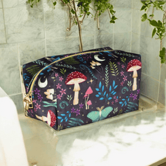 Kosmetiktasche mit dunklem Waldmotiv – Pilze, Mond & Magie