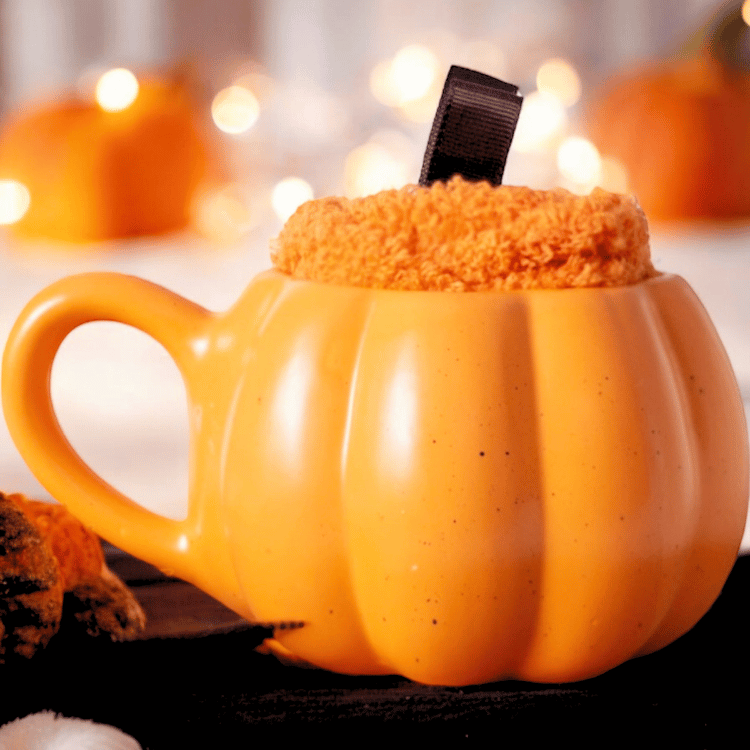 Kürbis Tasse & Kuschelsocken – Herbstliches Geschenkset – ZauberMerch