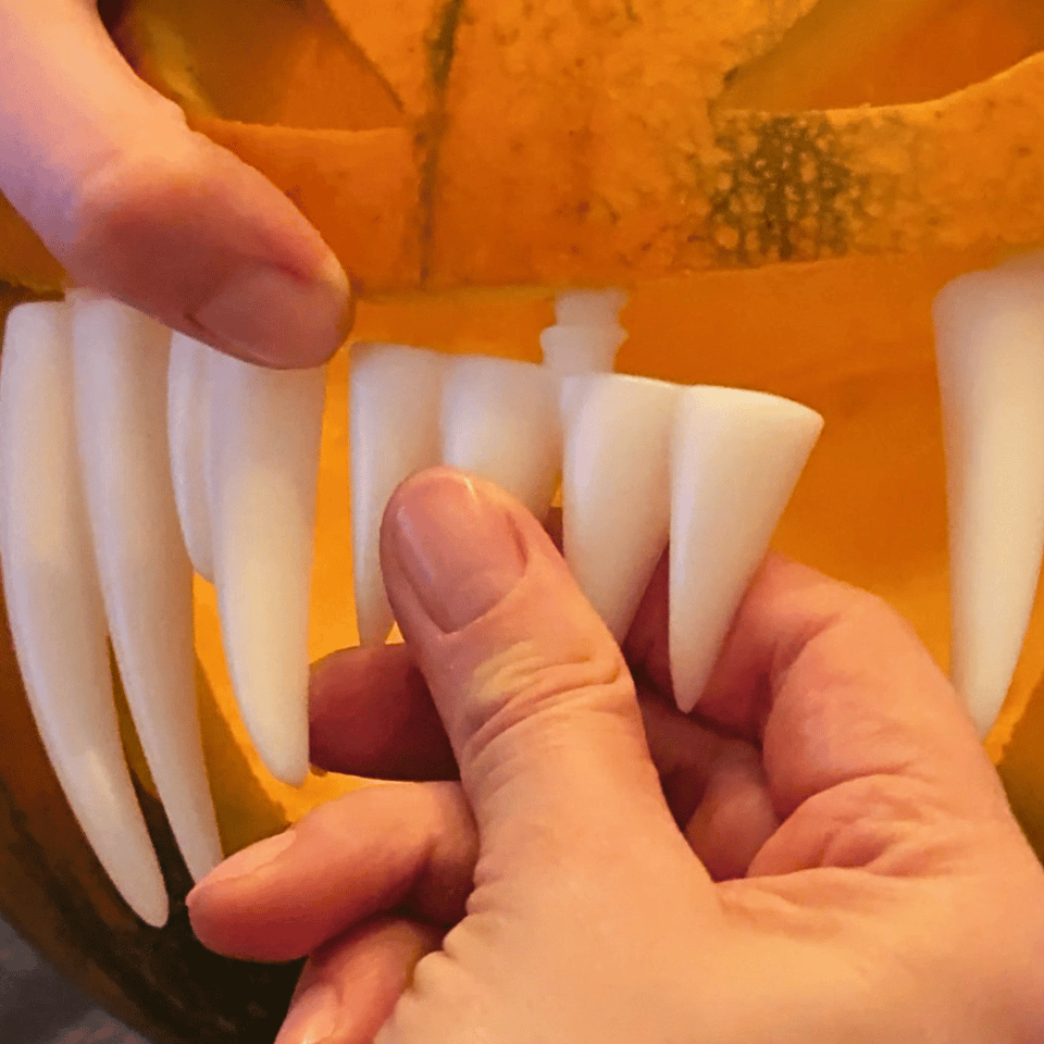 Leuchtende Kürbis Zähne – Spooky Optik für Halloween-Kürbisse