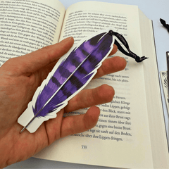 Lesezeichen & Kugelschreiber „Lila Feder“ – Booklover Must Have