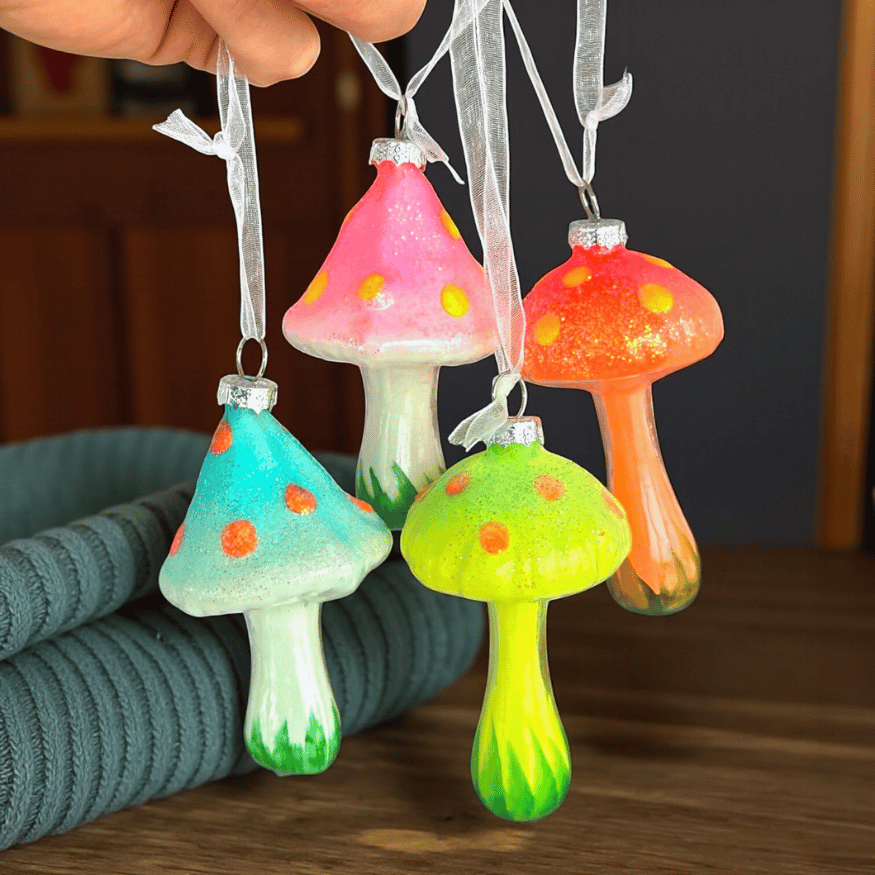 Leuchtende Pilz-Ornamente aus Glas – 4er Set Weihnachtsbaum-Anhänger mit Glow-Effekt