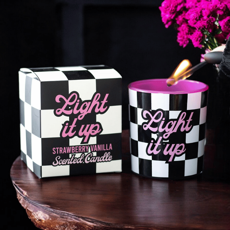 Light It Up Erdbeere-Vanille Statementkerze – Witchy Deko & Cozy Eyecatcher