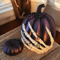 Halloween Kürbis Deko Set – Violette Resin-Kürbisse mit Skelett-Hand (2-teilig)