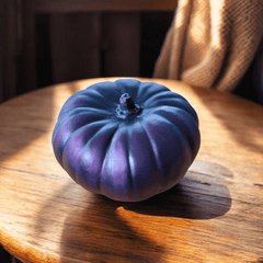 Halloween Kürbis Deko Set – Violette Resin-Kürbisse mit Skelett-Hand (2-teilig)