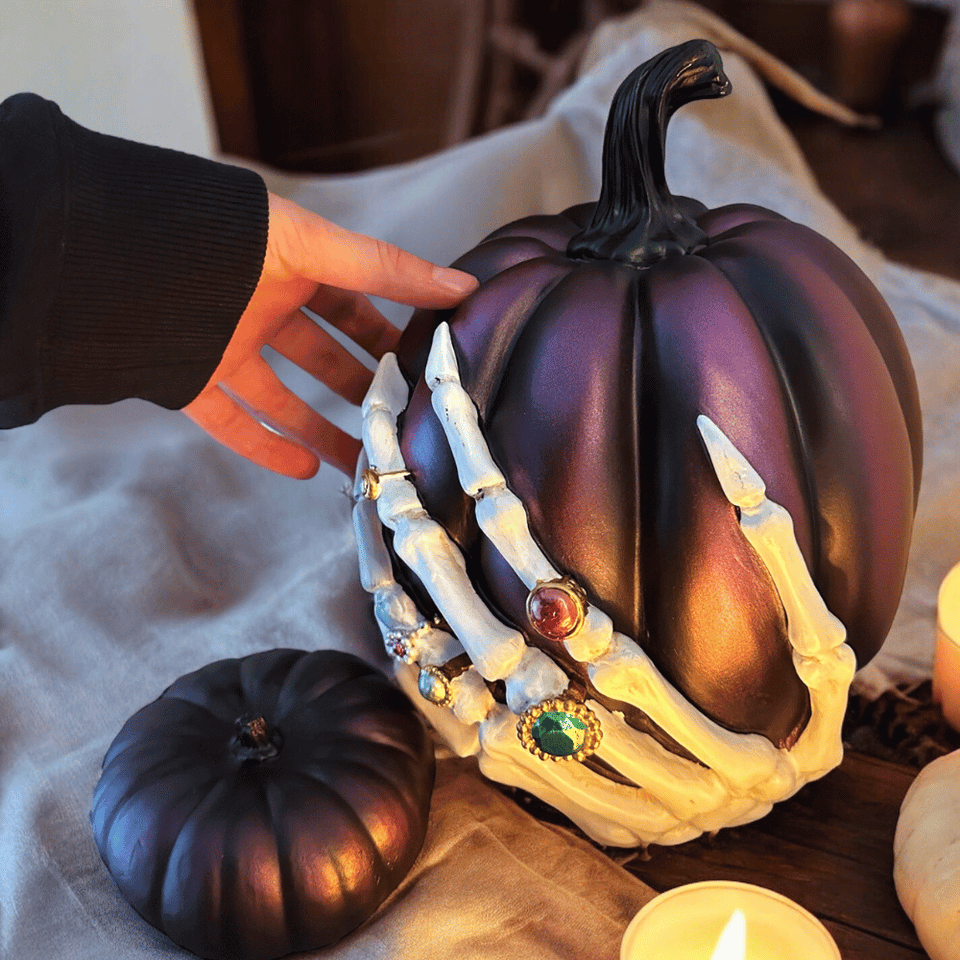 Halloween Kürbis Deko Set – Violette Resin-Kürbisse mit Skelett-Hand (2-teilig)