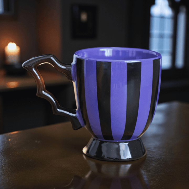 Gestreife Teetasse mit Fledermausflügel-Henkel