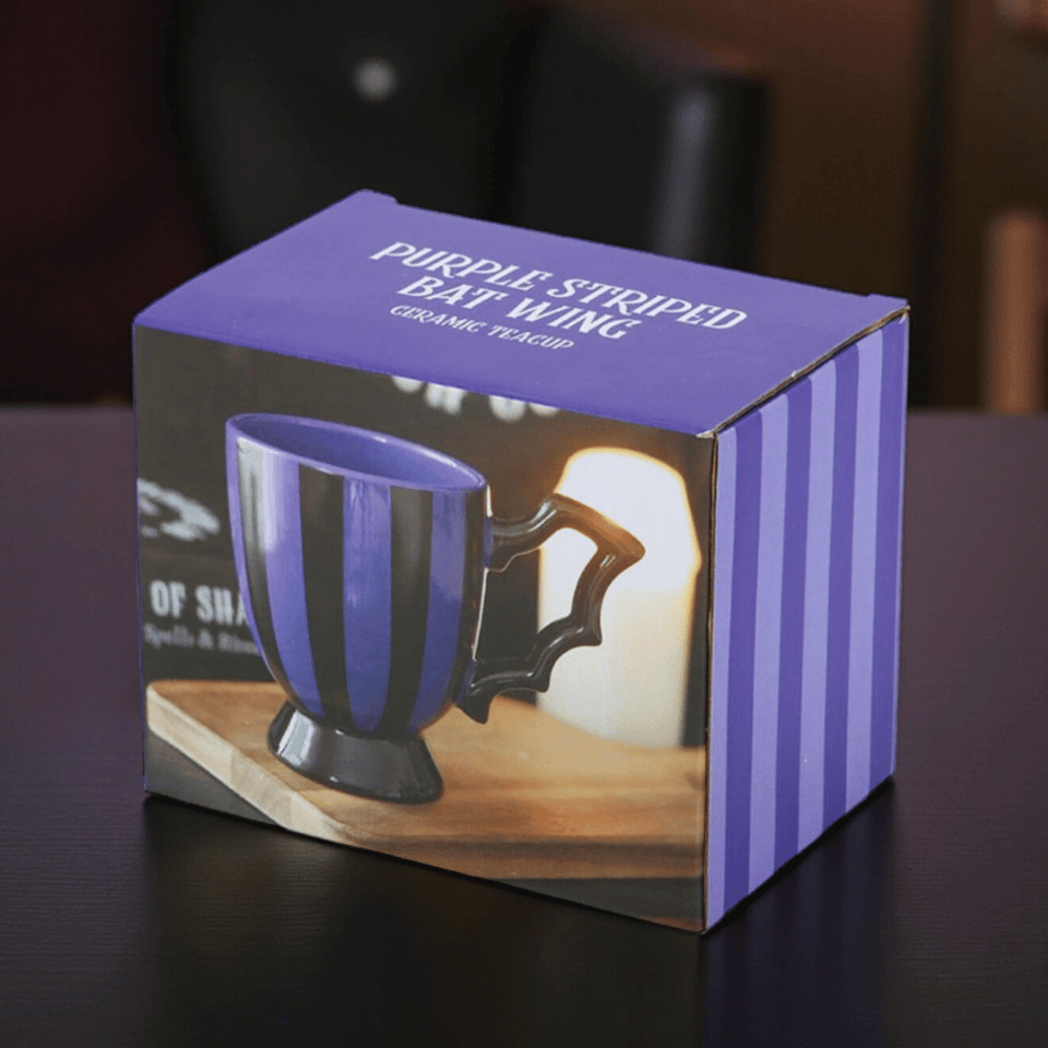 Gestreife Teetasse mit Fledermausflügel-Henkel