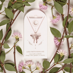 Luna-Motte Halskette – Symbolschmuck für Wandel & Intuition