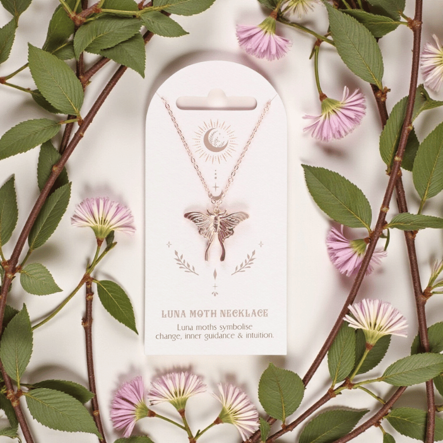 Luna-Motte Halskette – Symbolschmuck für Wandel & Intuition
