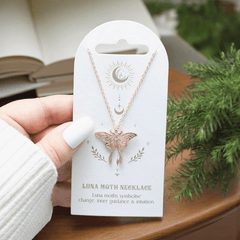 Luna-Motte Halskette – Symbolschmuck für Wandel & Intuition