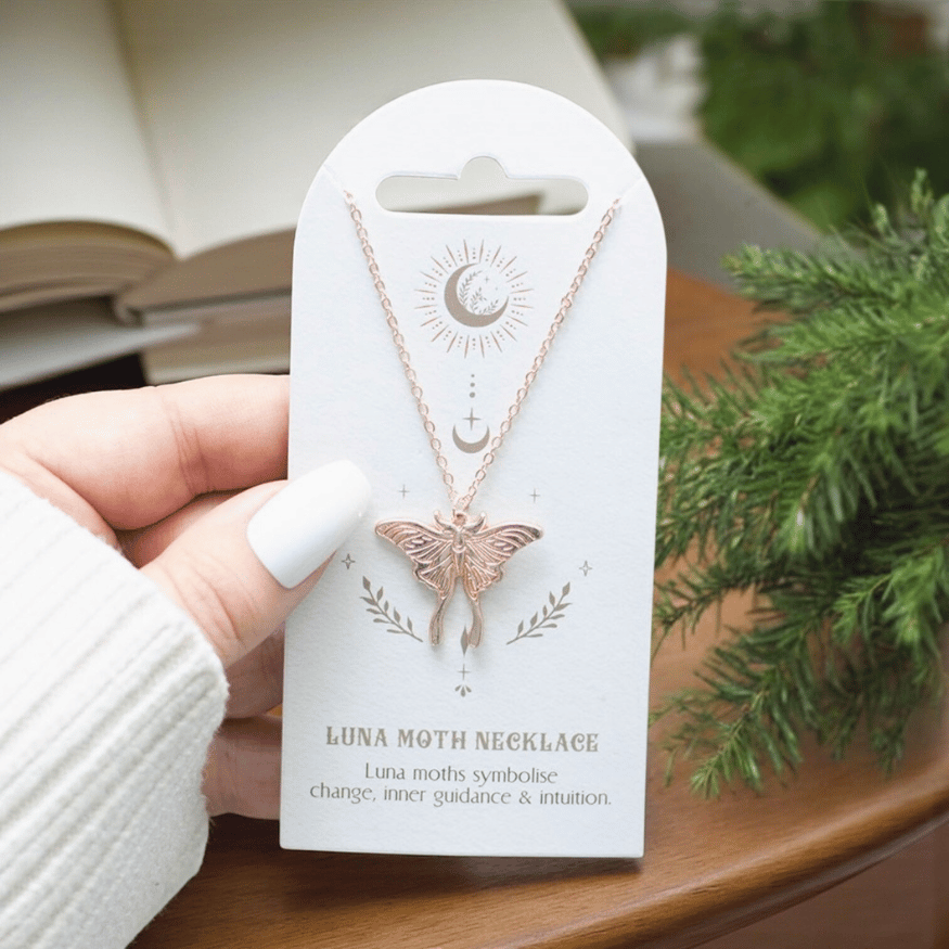 Luna-Motte Halskette – Symbolschmuck für Wandel & Intuition