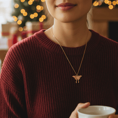 Luna-Motte Halskette – Symbolschmuck für Wandel & Intuition