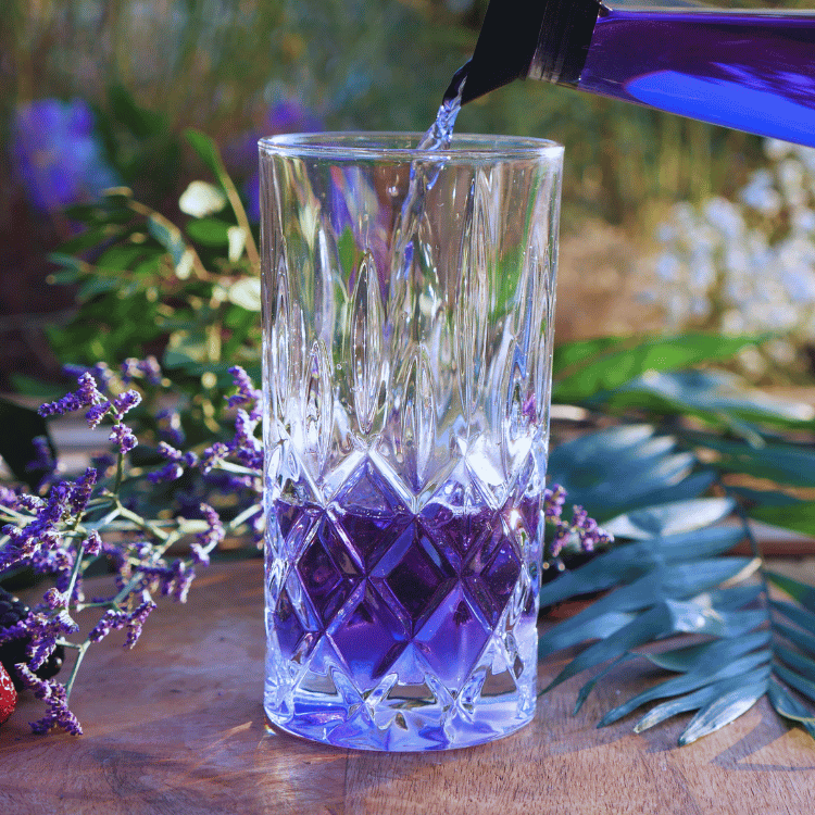 Magisches Kristallglas für Eistee