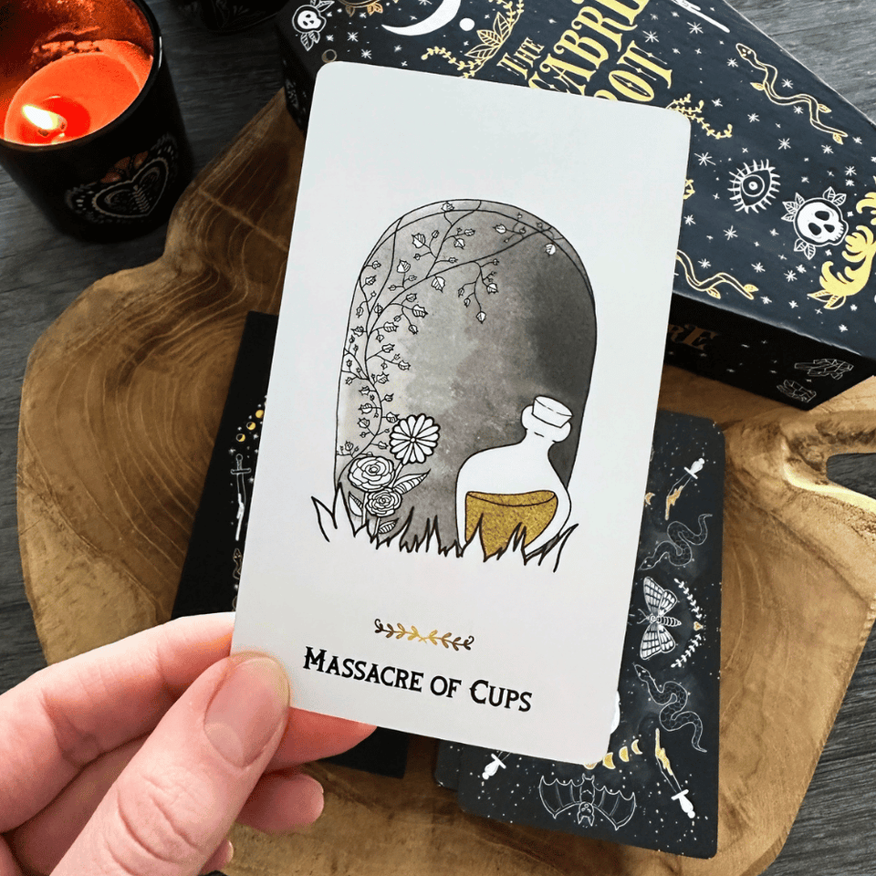 The Macabre Tarot – Tarotkarten Deck in Sargform für Dark Aesthetic Fans (Englisch)