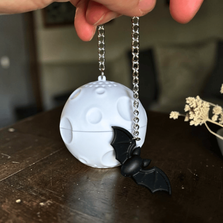 Mond Tee Ei mit Fledermaus – Silikon Teesieb für losen Tee