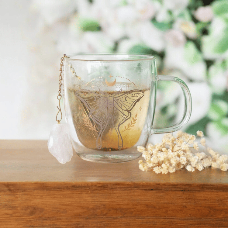 Mottentasse aus doppelwandigen Glas mit Teesieb & Kristall – ZauberMerch