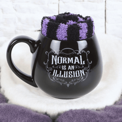 Normal is an Illusion Tasse mit gestreiften Socken – Geschenkset