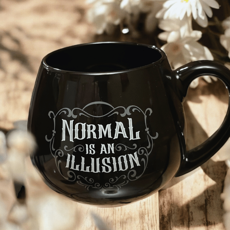 Normal is an Illusion Tasse mit gestreiften Socken – Geschenkset