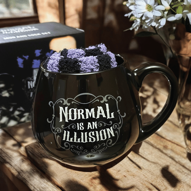 Normal is an Illusion Tasse mit gestreiften Socken – Geschenkset