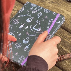 Notizbuch Crystal Witch – A5 Hexenbuch mit Kristallmotiv