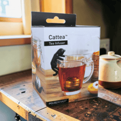 Cattea – Tee-Ei als schwarze Katze für magische Teerituale