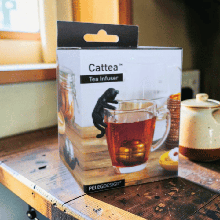 Cattea – Tee-Ei als schwarze Katze für magische Teerituale