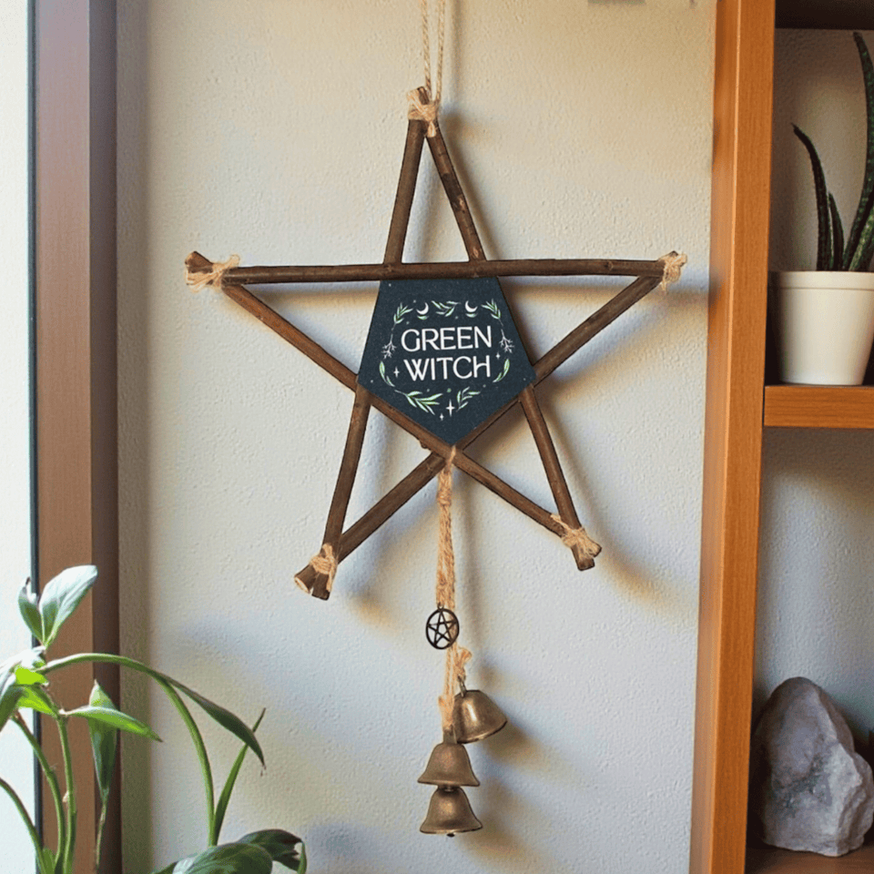 Pentagramm Wanddeko mit Glocken – Green Witch Hängedekoration