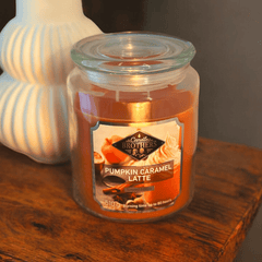 Duftkerze Pumpkin Caramel Latte – Süße & würzige Herbstkerze im Glas (510g)