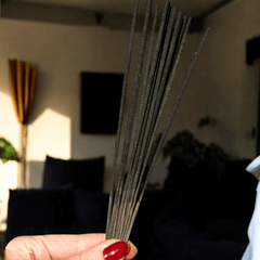 Räucherstäbchen Set – 6 magische Düfte von Weißem Salbei bis Schwarzer Rose