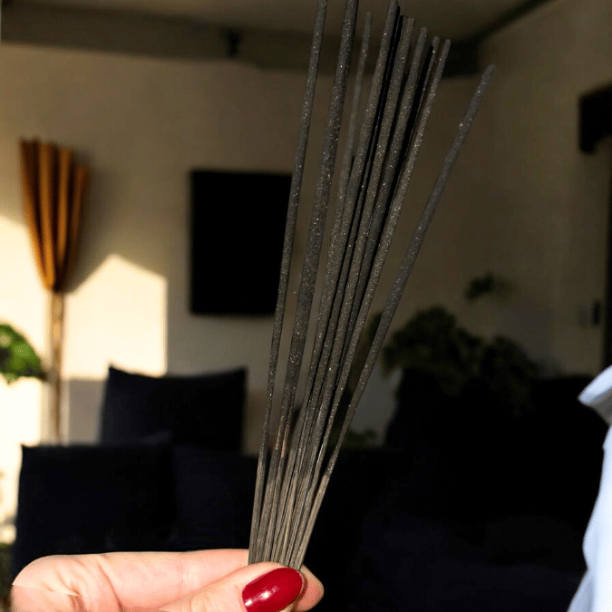 Räucherstäbchen Set – 6 magische Düfte von Weißem Salbei bis Schwarzer Rose