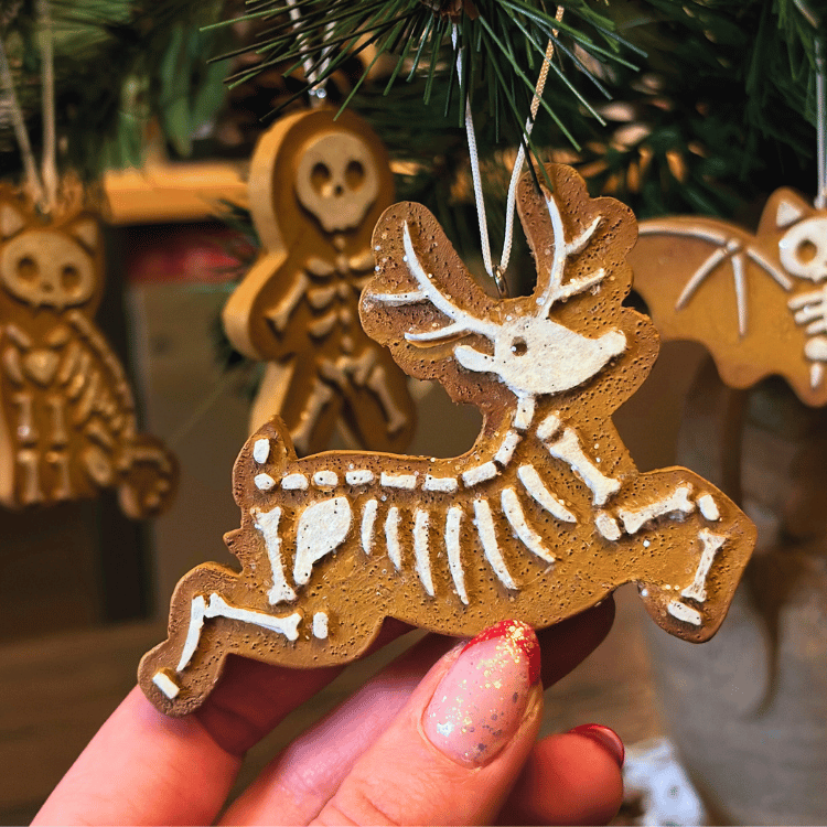 Skelett-Keks Baumschmuck – 4er-Set gruselige Ornamente