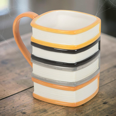 Halloween Bücherstapel Tasse – Keramikbecher im Buchdesign für Bücherliebhaber